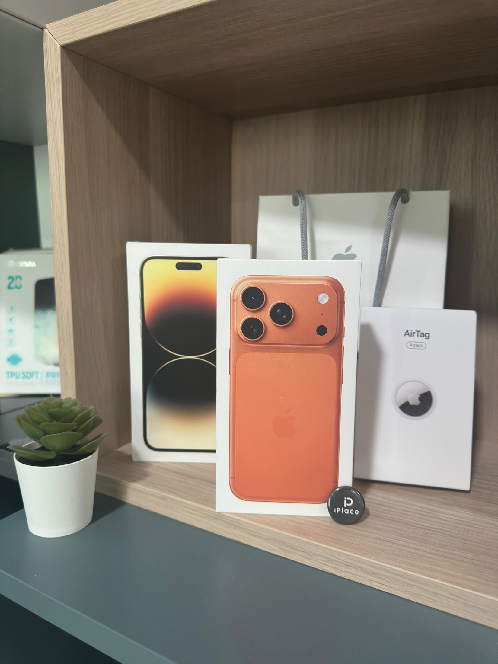 Productos Apple en una repisa elegante